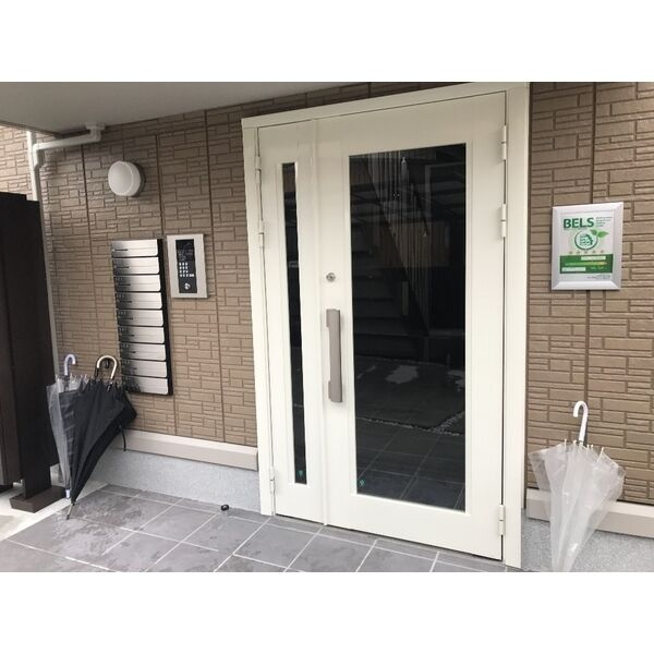 春日井市気噴町４丁目のアパートのエントランス