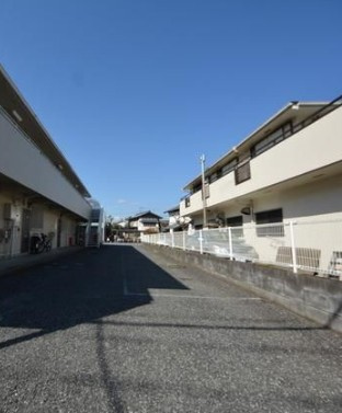 羽村市羽東３丁目のアパートの駐車場