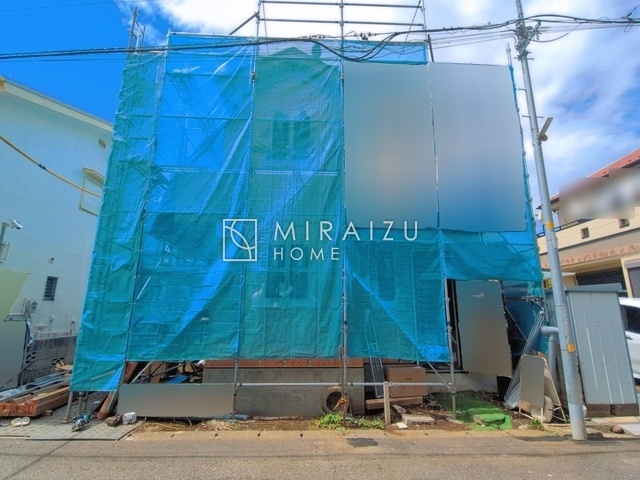 【外観】 | 青く澄み渡った綺麗な空と、陽の光をたっぷりと受ける、そんな新築住宅で新生活をスタートしてみませんか？見学・ご相談等、ミライズホーム(株)までお気軽にご連絡下さい。
