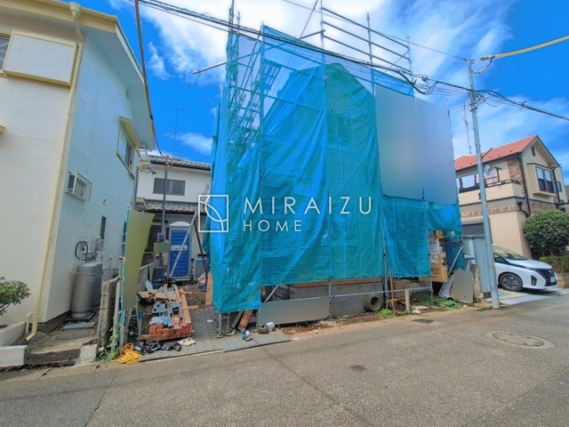 【前面道路含む現地写真】 | 陽当たりが心地の良いリビング空間です。日中はカーテンを開けて自然な光を取り込みリラックスして過ごしたいですね、照明器具もセンスの良いものを使いたいですね。