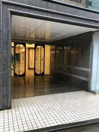 横浜楠町ビルのエントランス