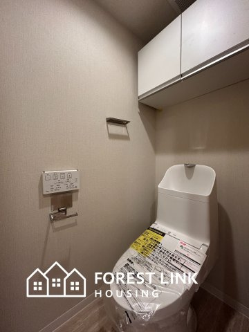 クロスティ八尾南壱番館のトイレ|必要なものをまとめて収納出来る便利な扉付棚を備えています。
