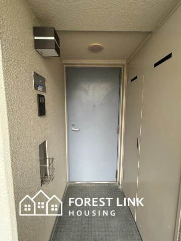 クロスティ八尾南壱番館の玄関