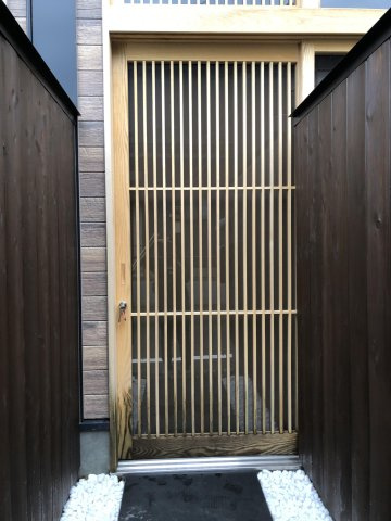 ハナミアパートメントの玄関