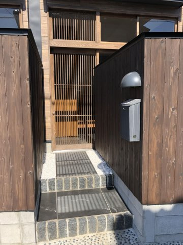 ハナミアパートメントの玄関
