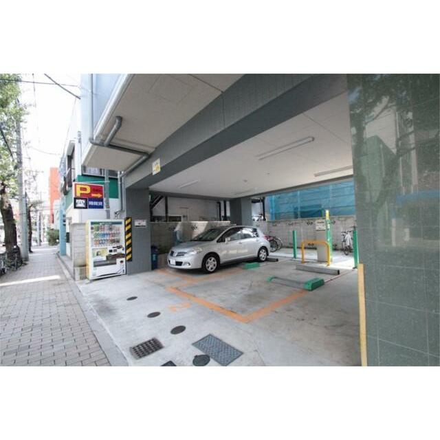 ブリヤン西日暮里の駐車場