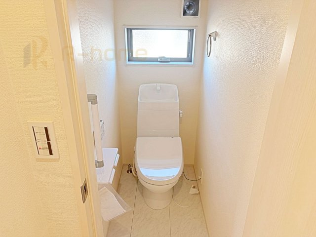 笠間市旭町第13　新築戸建て　2号棟のトイレ|温水洗浄便座付きのトイレ。
トイレが２ヵ所設置で朝の忙しい時間でも安心です。
