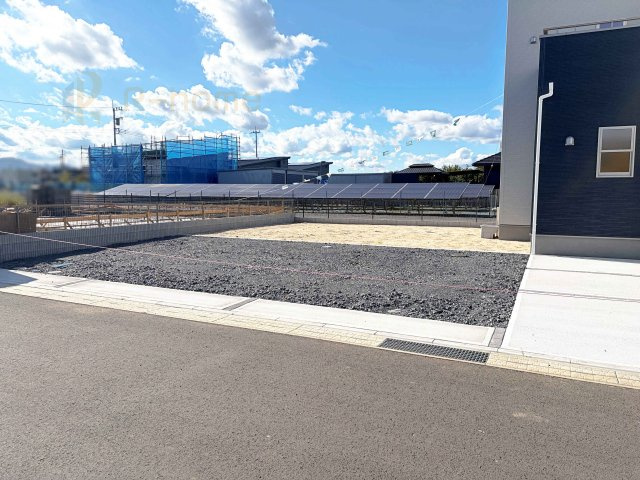 笠間市旭町第13　新築戸建て　2号棟の駐車場|カースペースは3台完備。ゲスト用のスペースも確保できますね♪