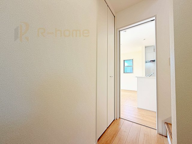 笠間市旭町第13　新築戸建て　2号棟の収納|掃除用具などの収納に便利なホール収納！家族で活用できる嬉しい収納スペース♪