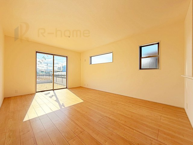 笠間市旭町第13　新築戸建て　2号棟の居間・リビング|広々とした余裕のあるリビングです♪大きな窓からは自然光が届きます。