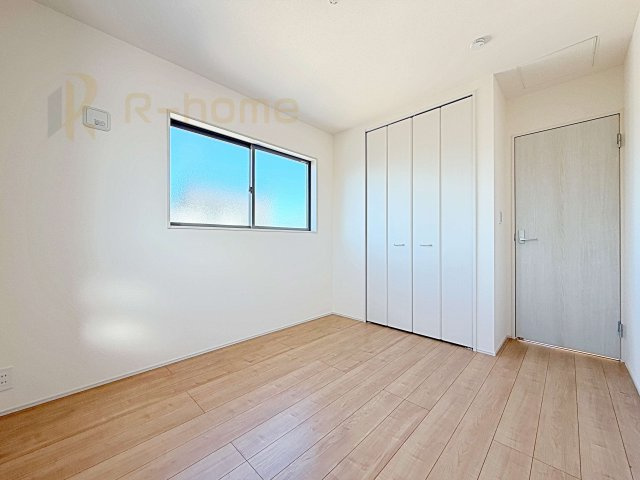 笠間市旭町第13　新築戸建て　2号棟の洋室|どんな部屋家具も合わせやすいシンプルな洋室！
たっぷりの日差しと心地よい風が舞い込む住まい♪