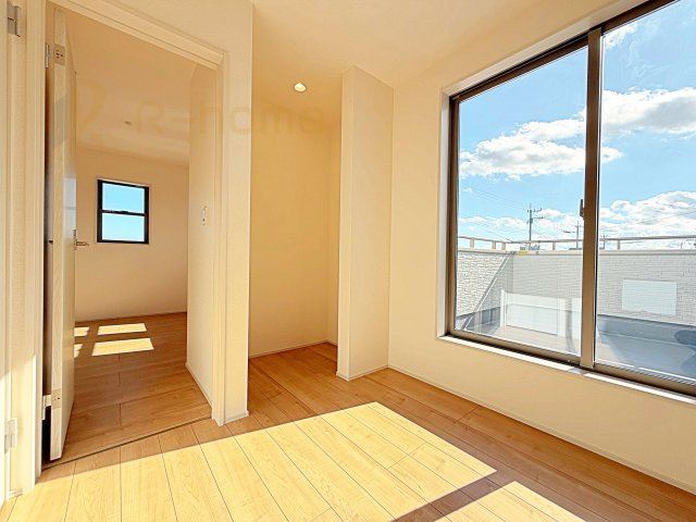 笠間市旭町第13　新築戸建て　2号棟の内装|広々としたバルコニーへは、居室を通らずホールから出入り可能！