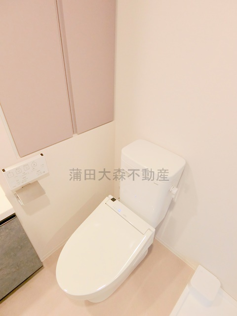 シーズンフラッツ大森北三丁目のトイレ|棚収納と温水洗浄便座付きのトイレ