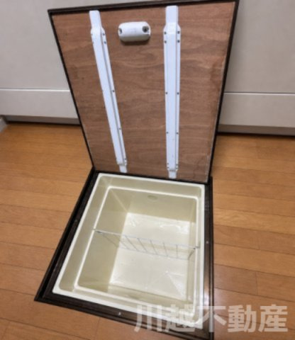 日当たり眺望良好！穏やかな生活を愉しむ住まいのキッチン|キッチンには嬉しい床下収納庫付き
