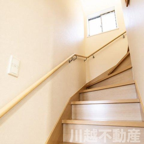 日当たり眺望良好！穏やかな生活を愉しむ住まいの内装|2階に上がる階段室