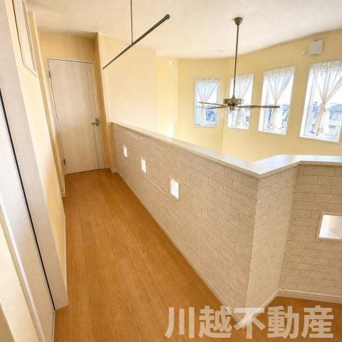 日当たり眺望良好！穏やかな生活を愉しむ住まいの内装|2階の廊下と吹抜