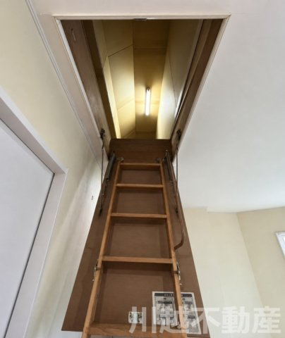 日当たり眺望良好！穏やかな生活を愉しむ住まいの収納|2階の廊下の真上にある小屋裏収納は格納式階段で利用できます