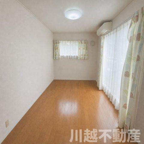 日当たり眺望良好！穏やかな生活を愉しむ住まいの洋室|2階の東側の洋室（ベッド、机等の家具類、小物類消去の為加工しています）