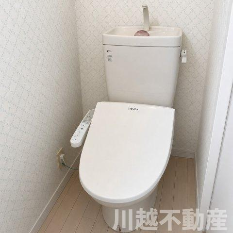 日当たり眺望良好！穏やかな生活を愉しむ住まいのトイレ|清潔感のある２階トイレ（清掃用具等消去の為加工しています）