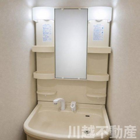 日当たり眺望良好！穏やかな生活を愉しむ住まいの独立洗面台|2階にも独立洗面台があるので朝の身支度に便利（小物類消去の為加工しています）