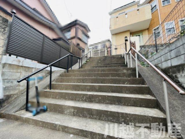 日当たり眺望良好！穏やかな生活を愉しむ住まいのその他|アプローチ部分の外階段、右半分が所有地となります