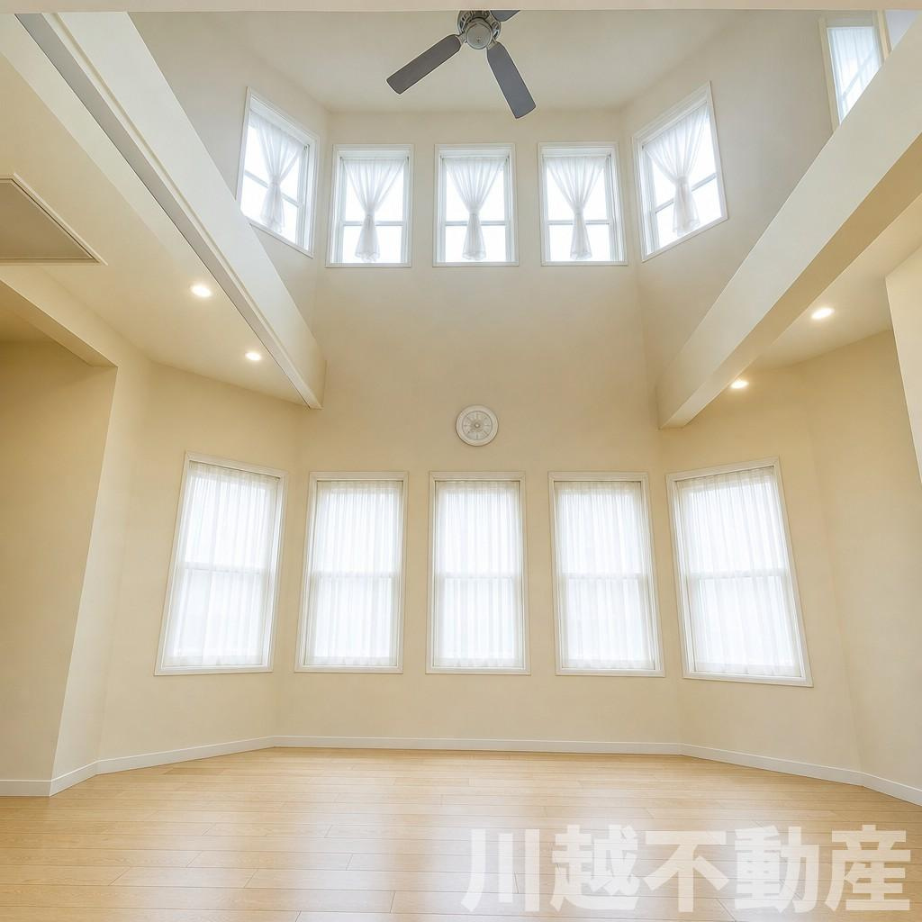 日当たり眺望良好！穏やかな生活を愉しむ住まいの居間・リビング|大きな吹抜と、四方からの光を取り入れやすい窓配置のリビング（家具等消去の為加工しています）