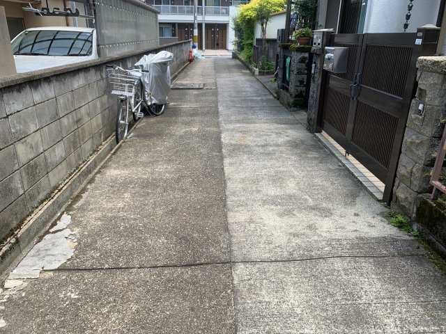 京都市北区西賀茂南川上町　中古テラスハウスの前面道路含む現地写真