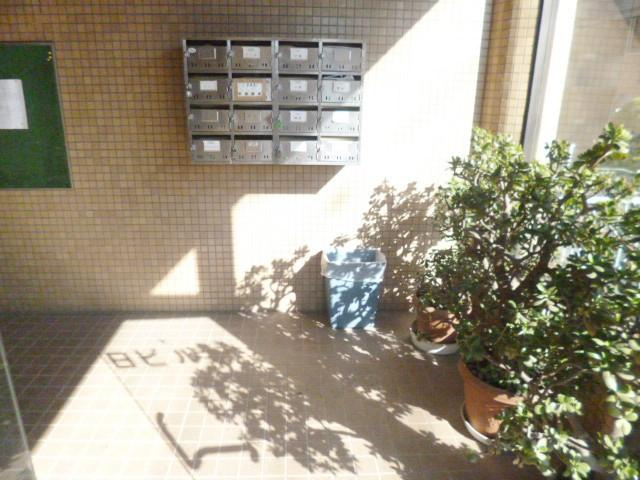 第二春日ビルのエントランス