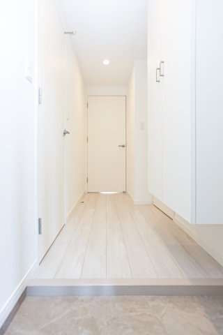 サヴォイラルカンジュ　9階の玄関|別号室のものになります。（※フローリングのカラーが異なります。）現状優先。
