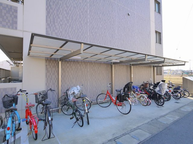 アルペンローゼのその他共用部分|屋根付きの自転車置き場です