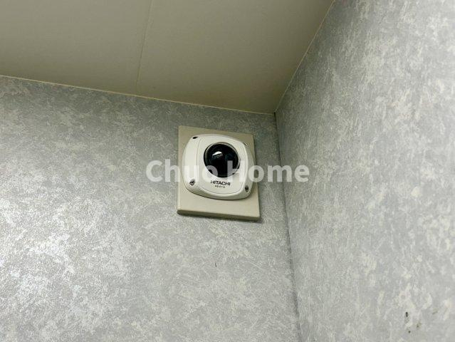 ドミール三友の防犯設備|【防犯カメラ】何かあった時の大事な証拠になることももちろんなりますが、防犯というくらいですので大事なのは防犯カメラがあることによって抑止力につながることですよね。