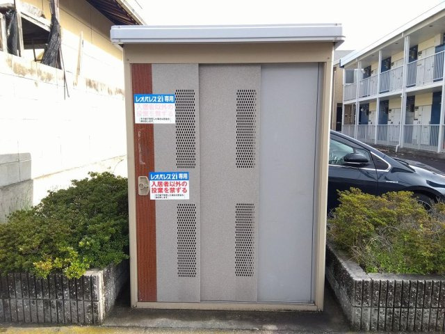 レオパレスウィスタリア坂出のエントランス
