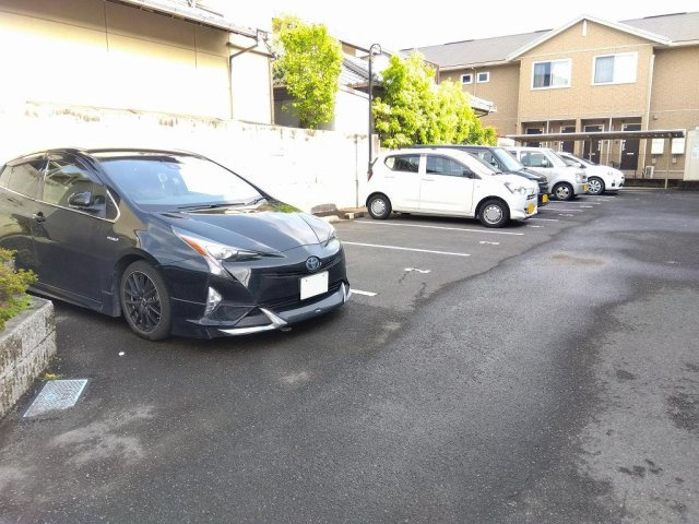 レオパレスウィスタリア坂出の駐車場