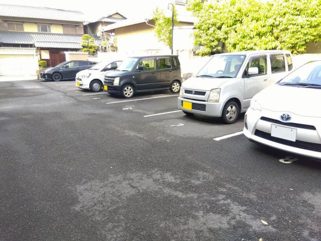 レオパレスウィスタリア坂出の駐車場