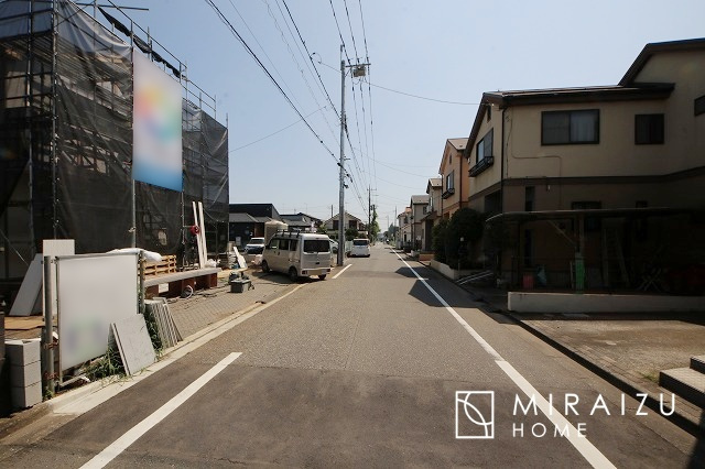 【前面道路含む現地写真】 | 陽当たりが心地の良いリビング空間です。日中はカーテンを開けて自然な光を取り込みリラックスして過ごしたいですね、照明器具もセンスの良いものを使いたいですね。