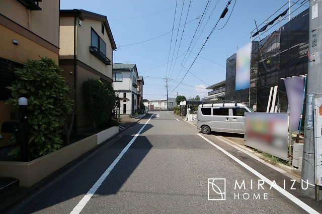 【前面道路含む現地写真】 | 大きな窓が特徴の南向きリビングでは、太陽光も沢山取り込むことが出来てお家の中にいても日光浴が可能ですね、開放的な空間です。インテリア選びも楽しそう、ご家族様で相談しながらインテリア配置も楽しみたいです