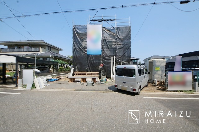 【外観】 | 明るい光が取り入れられる空間設計のリビングです。インテリア配置もしやすい間取りです。壁や床の色と合わせて落ち着いたインテリアも選びたいですね♪グリーンを飾っても素敵だと思います。