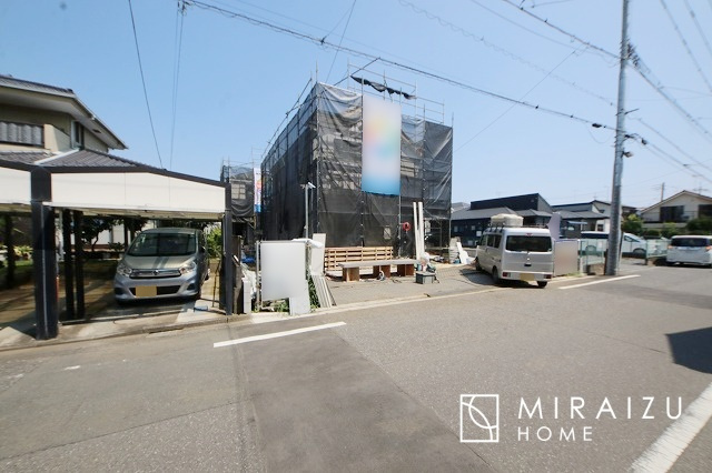 【前面道路含む現地写真】 | 洗練されたキッチンでは毎日の家事を少しでも楽に快適に工夫したいですね、大きいシンクではお皿洗いもストレスフリー、3口コンロでは要領よくお料理も可能です。レンジフードもお掃除がしやすい設計が嬉しい。