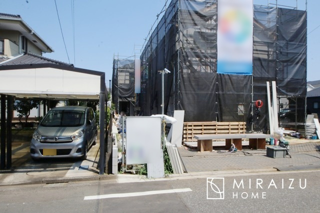 【外観】 | スッキリとした形が上品な広々ワイドキッチンです。レンジフードもすっきりとした造りなので圧迫感もございません。窓もあり明るい空間の中で毎日お料理することが可能です。収納スペースも広いのが嬉しいですね。