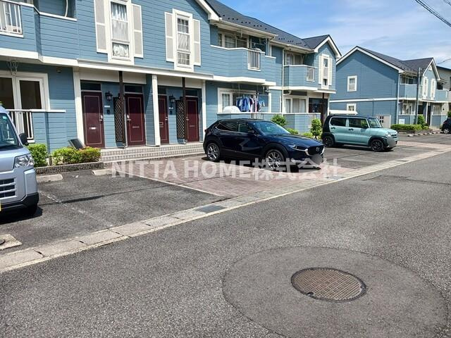 サンセールⅠのエントランス|建物前に駐車場があります◎