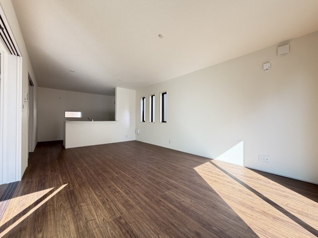 第５富士見町時沢　新築戸建　５号棟の居間・リビング|【イメージ画像】18帖広々リビング。人気の対面式キッチンを配した空間はお好みの家具も合わせやすく、家族がくつろぐ快適な空間造りをサポート。窓からは明るい陽光が差し込みます。