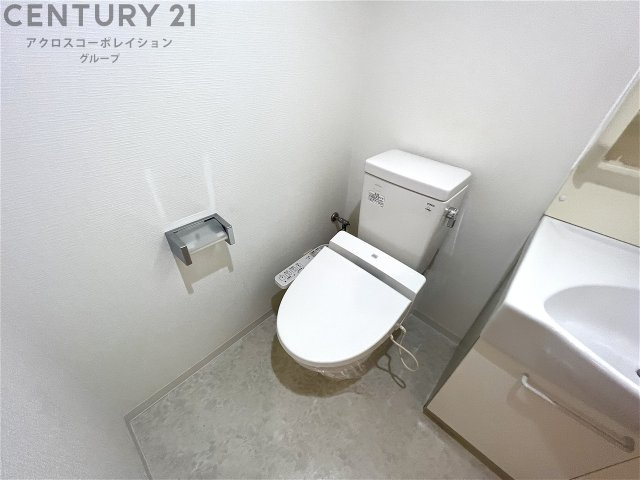 温水洗浄便座付きのトイレです♪