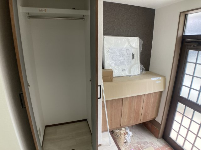 Cozy東大池2の玄関|玄関には靴箱と、玄関収納も有ります