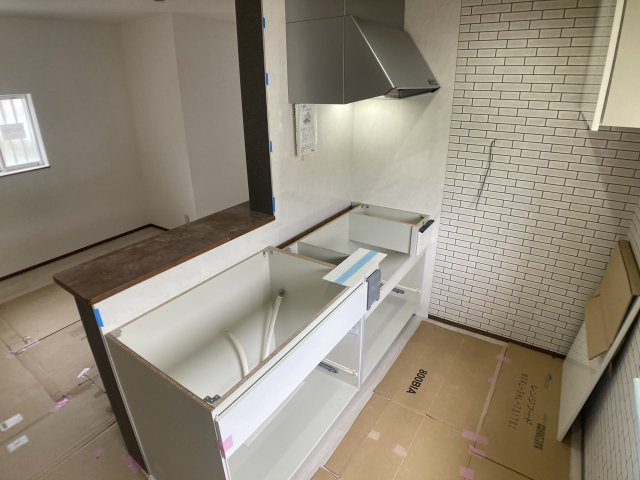 Cozy東大池2のキッチン|カウンターシステムキッチン、3口ガスコンロ（リノベ中です）