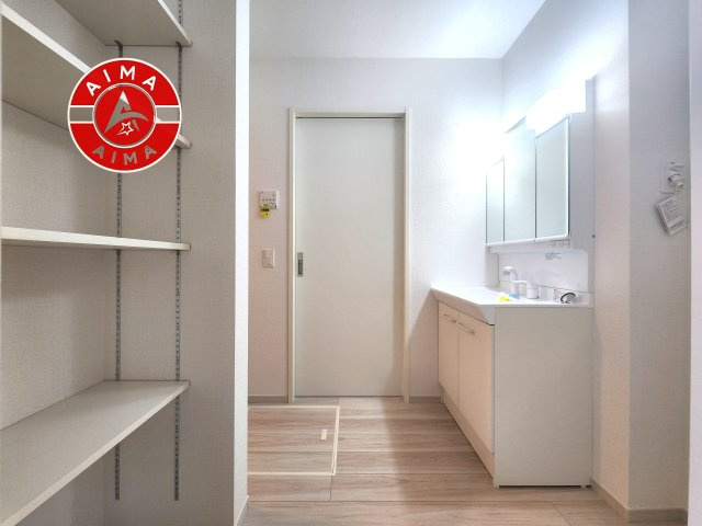 福岡市東区三苫2丁目第4-2棟（1号棟）　の脱衣所|ゆとりの洗面スペースで朝の身支度もスムーズに。暮らしを快適に変えるシャワー付洗面台です！