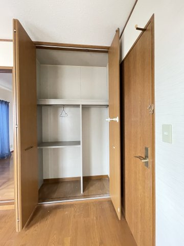 高崎市上大類町中古住宅の洋室|南東側洋室は使い勝手の良いクローゼットがありますよ！