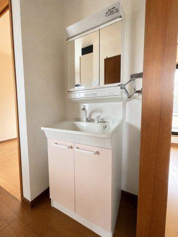高崎市上大類町中古住宅の独立洗面台|2階の洗面台　新品交換済み！