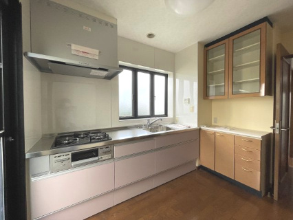 高崎市上大類町中古住宅のキッチン|造り付けの食器棚ついてます！