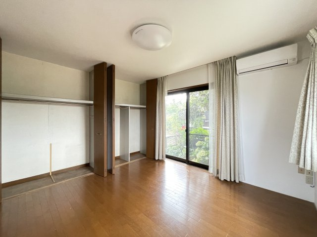 高崎市上大類町中古住宅の洋室|ダイニングキッチンと続く洋室は大容量のクローゼットがあるので寝室としての利用も良いですね