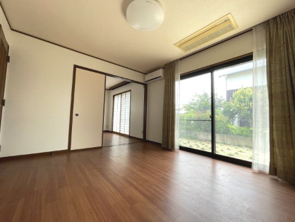高崎市上大類町中古住宅の洋室|続き間の洋室は一体にして広々使うこともできます！